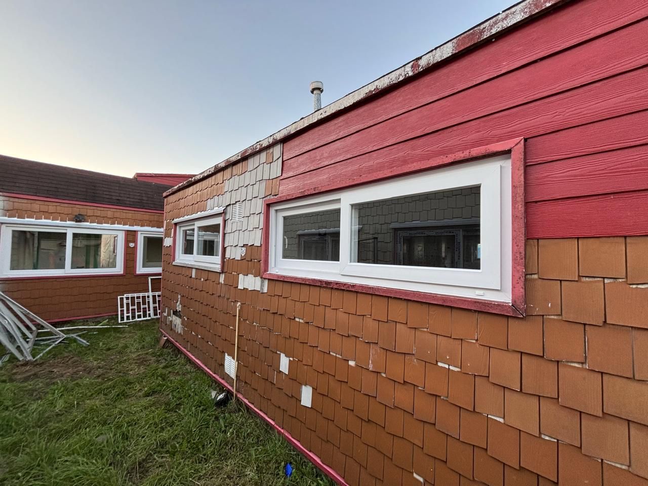 Ventanas de PVC Blanco en Cabañas con Tejuela
