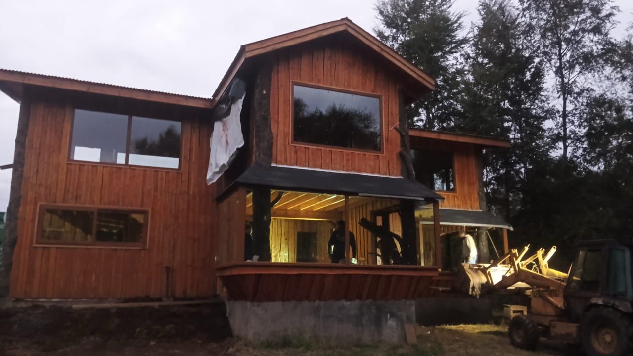 Casa de Madera Rústica con Ventanales Panorámicos